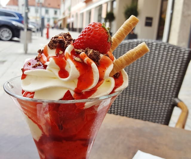 strawberry sundae